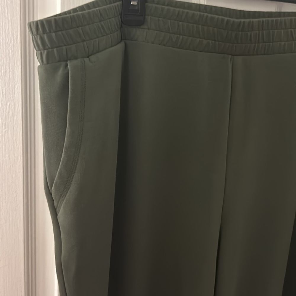 2X Green soft and comfy lounge pants. EUC - Picture 2 of 6